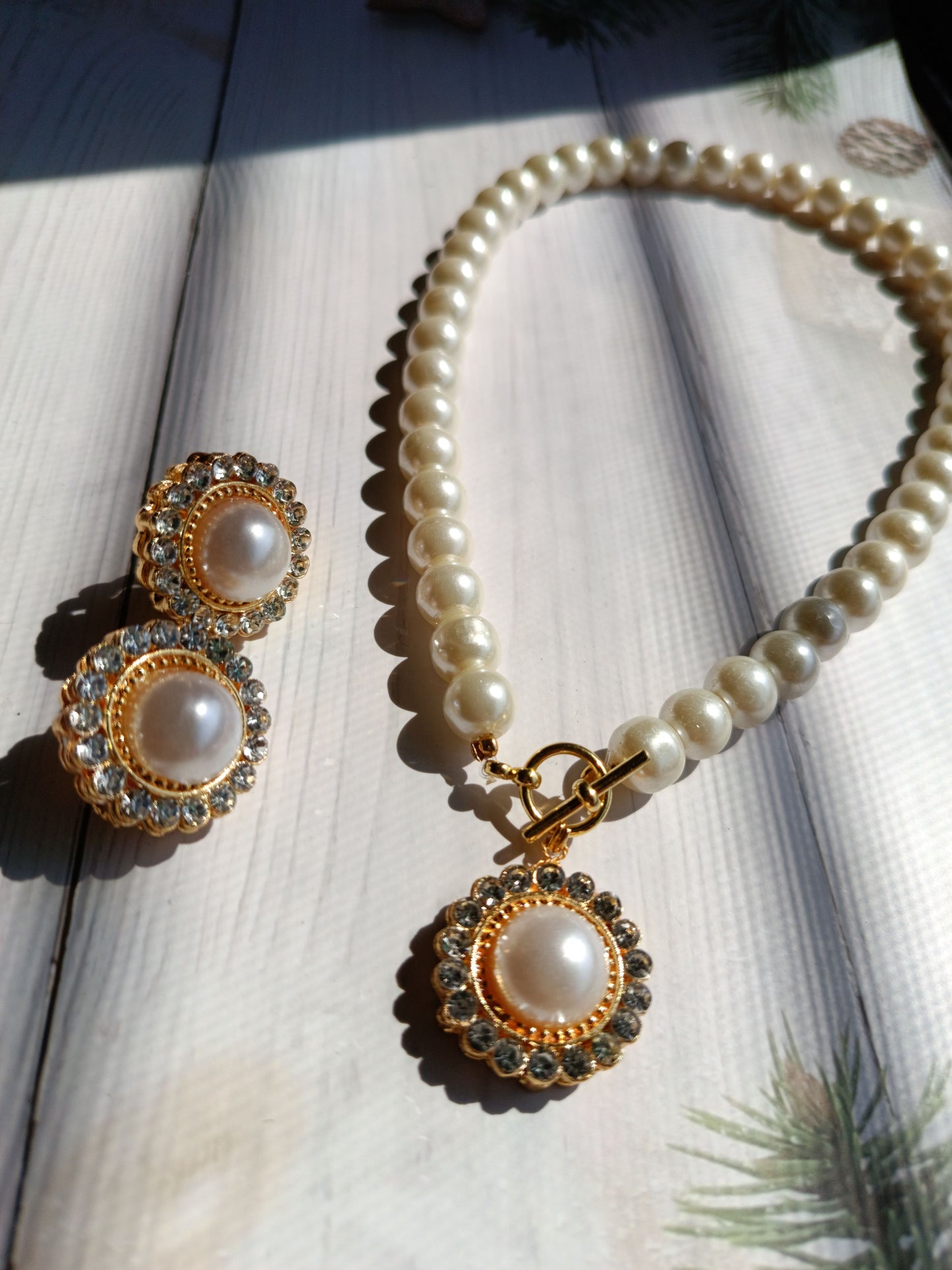 A1-Classic Pearl String with a toggle clasp, pendant and earrings