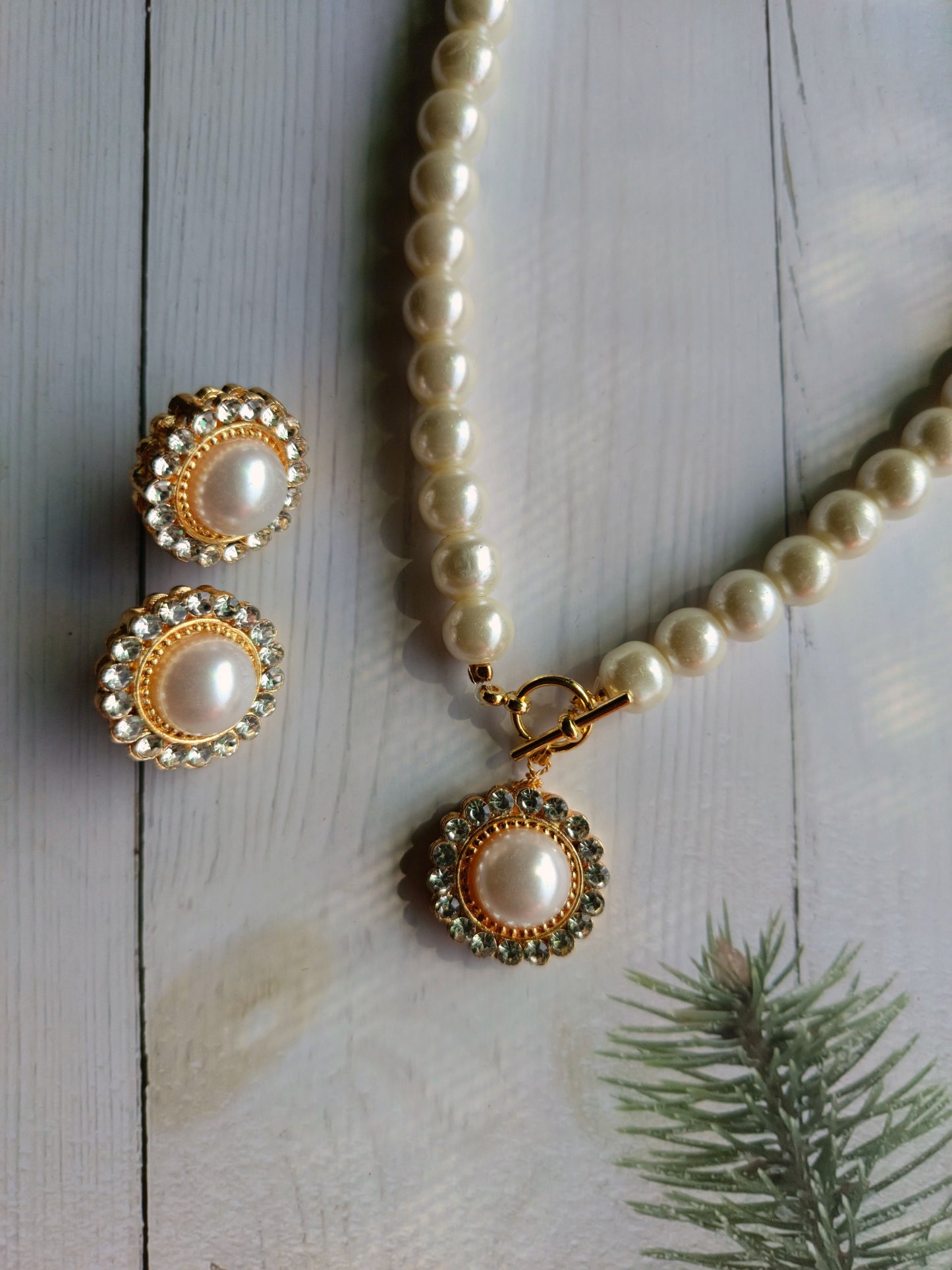 A1-Classic Pearl String with a toggle clasp, pendant and earrings