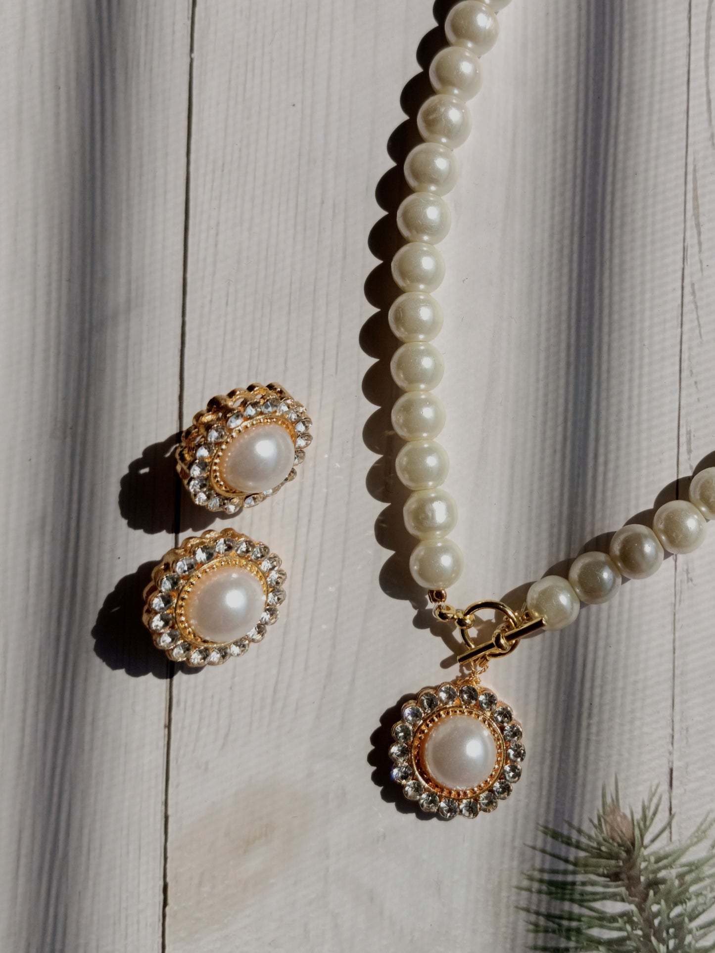 A1-Classic Pearl String with a toggle clasp, pendant and earrings
