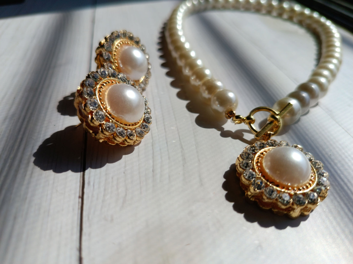 A1-Classic Pearl String with a toggle clasp, pendant and earrings