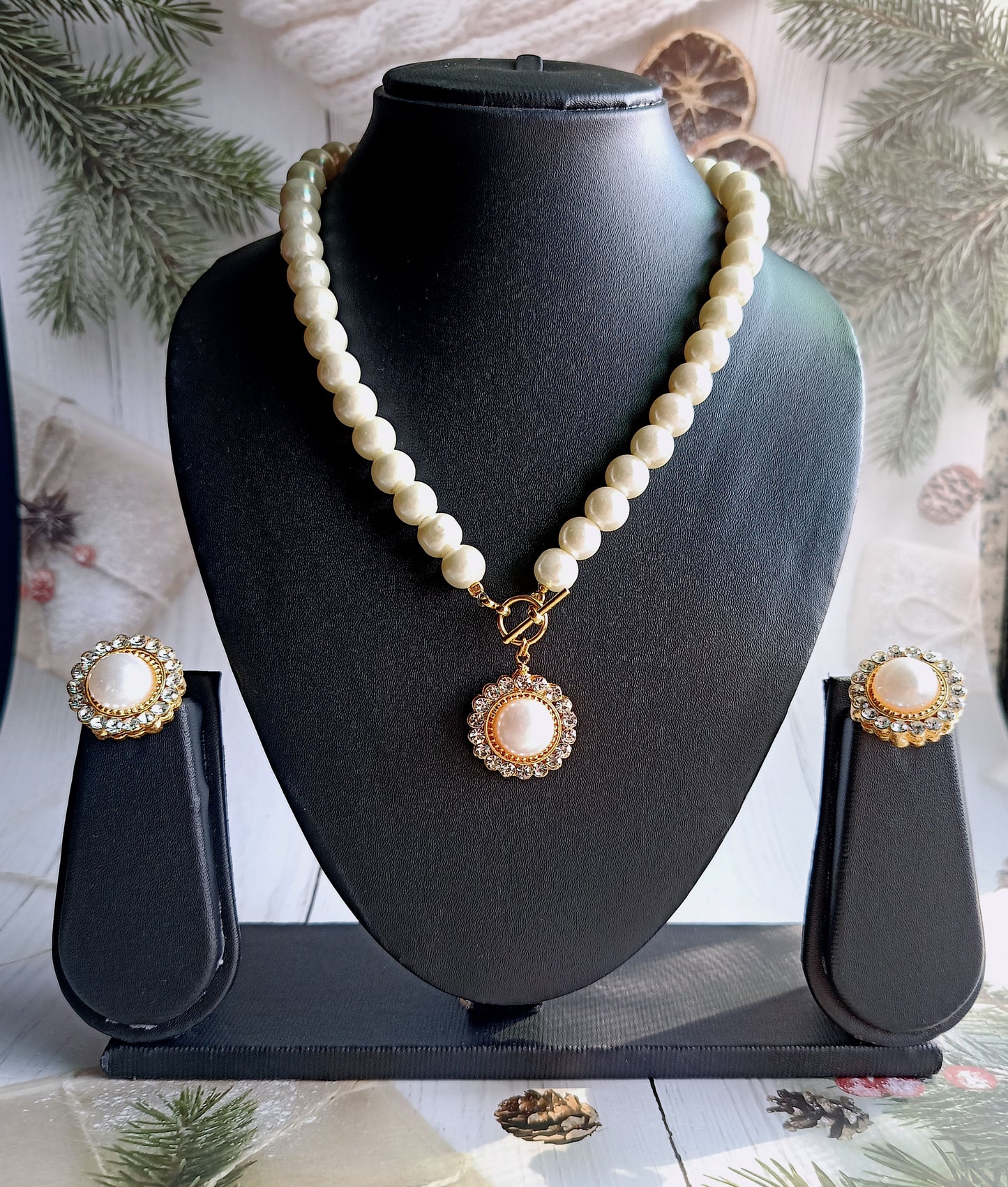 A1-Classic Pearl String with a toggle clasp, pendant and earrings