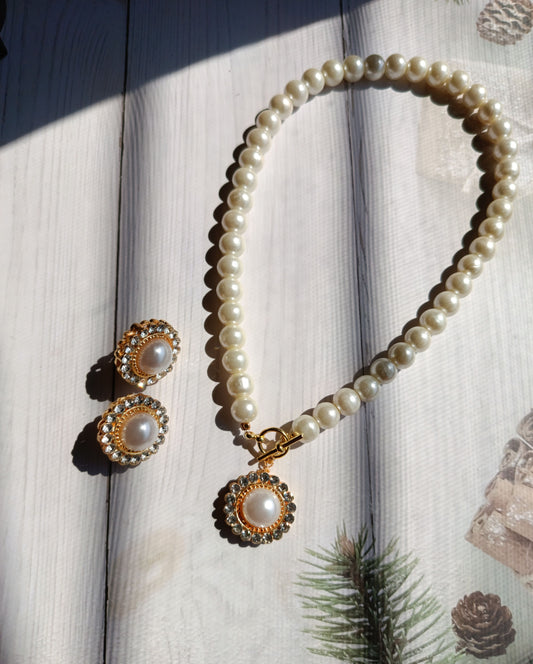 A1-Classic Pearl String with a toggle clasp, pendant and earrings