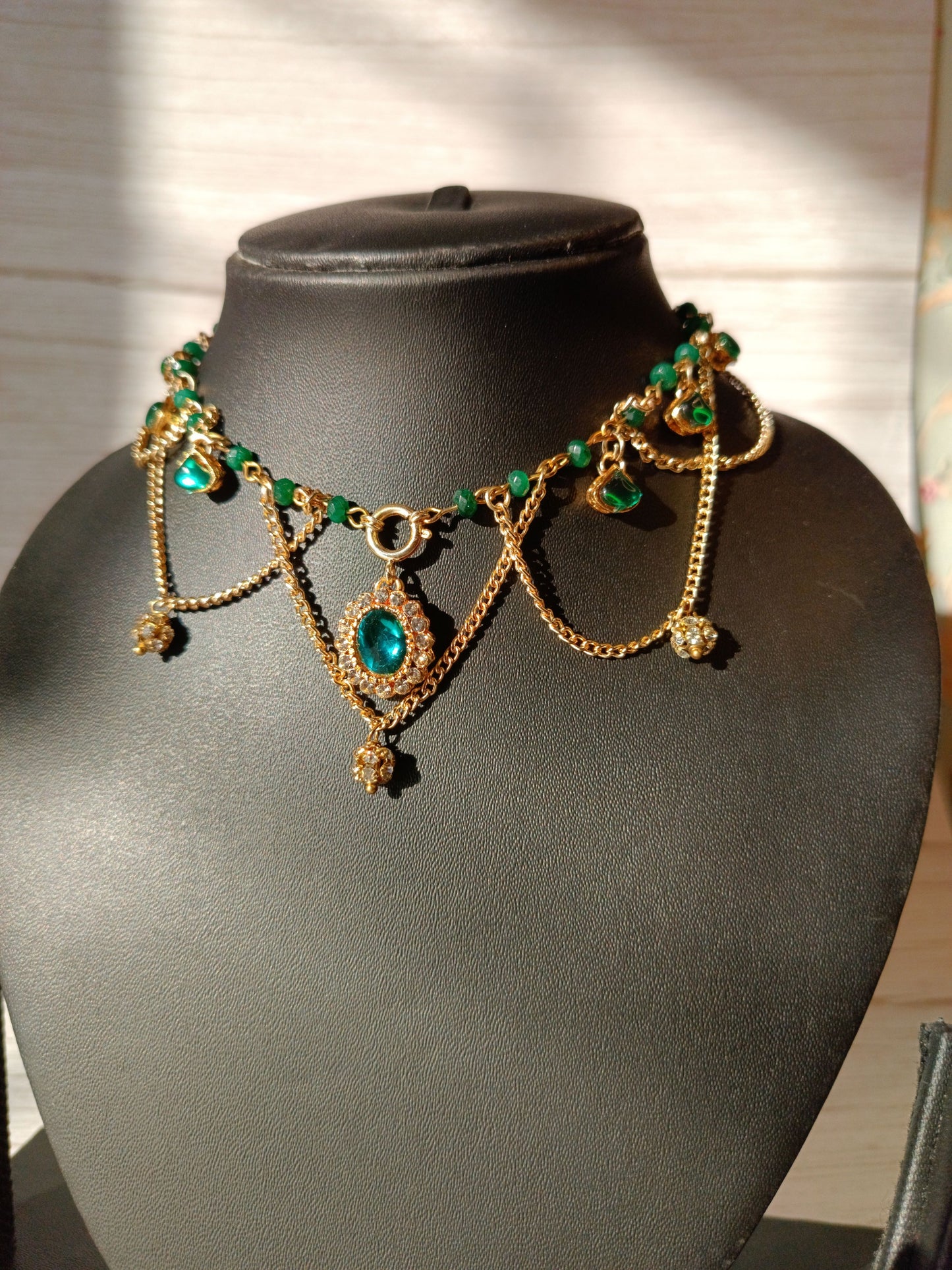 Elegant Emerald Green Choker