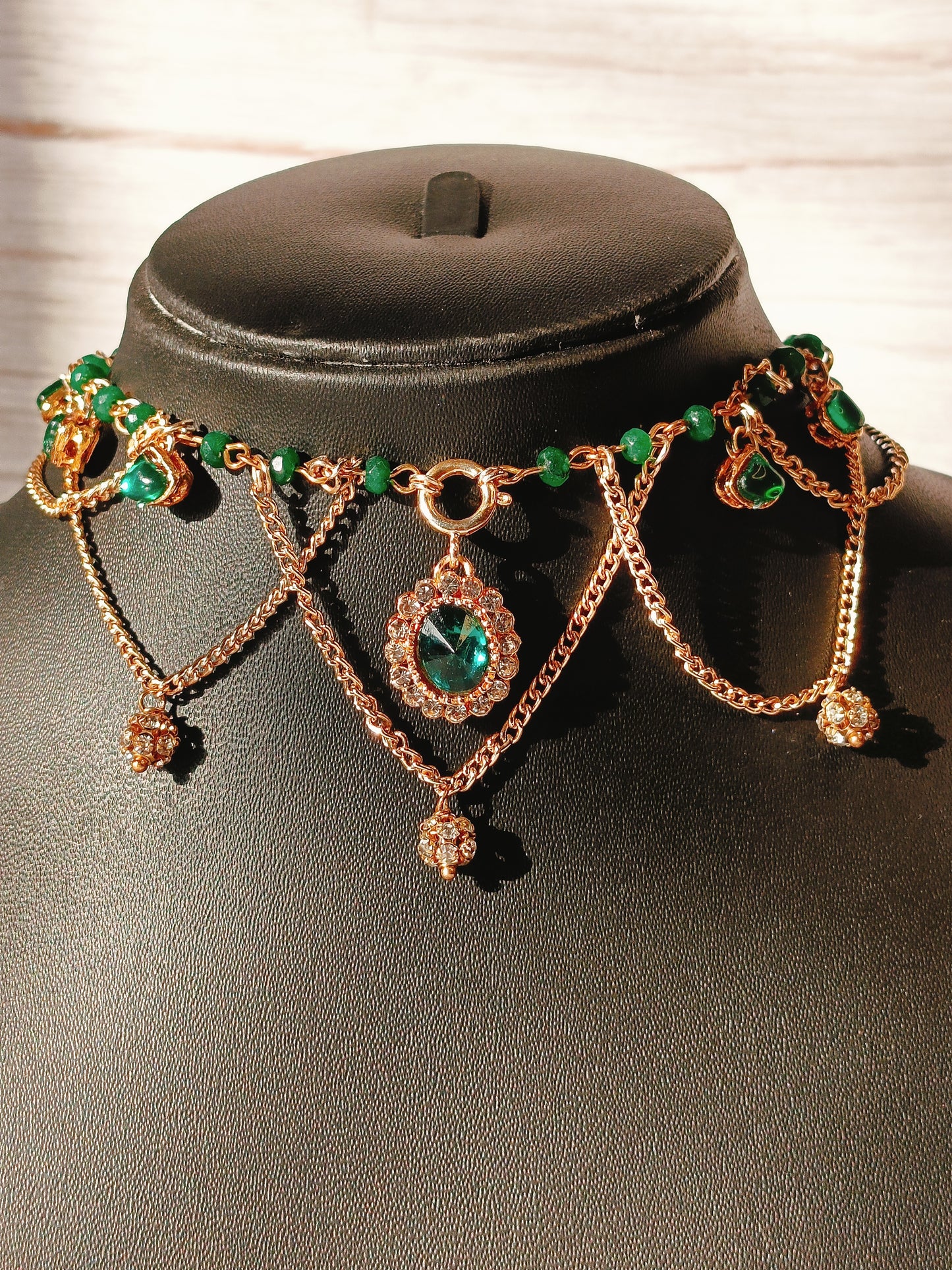 Elegant Emerald Green Choker