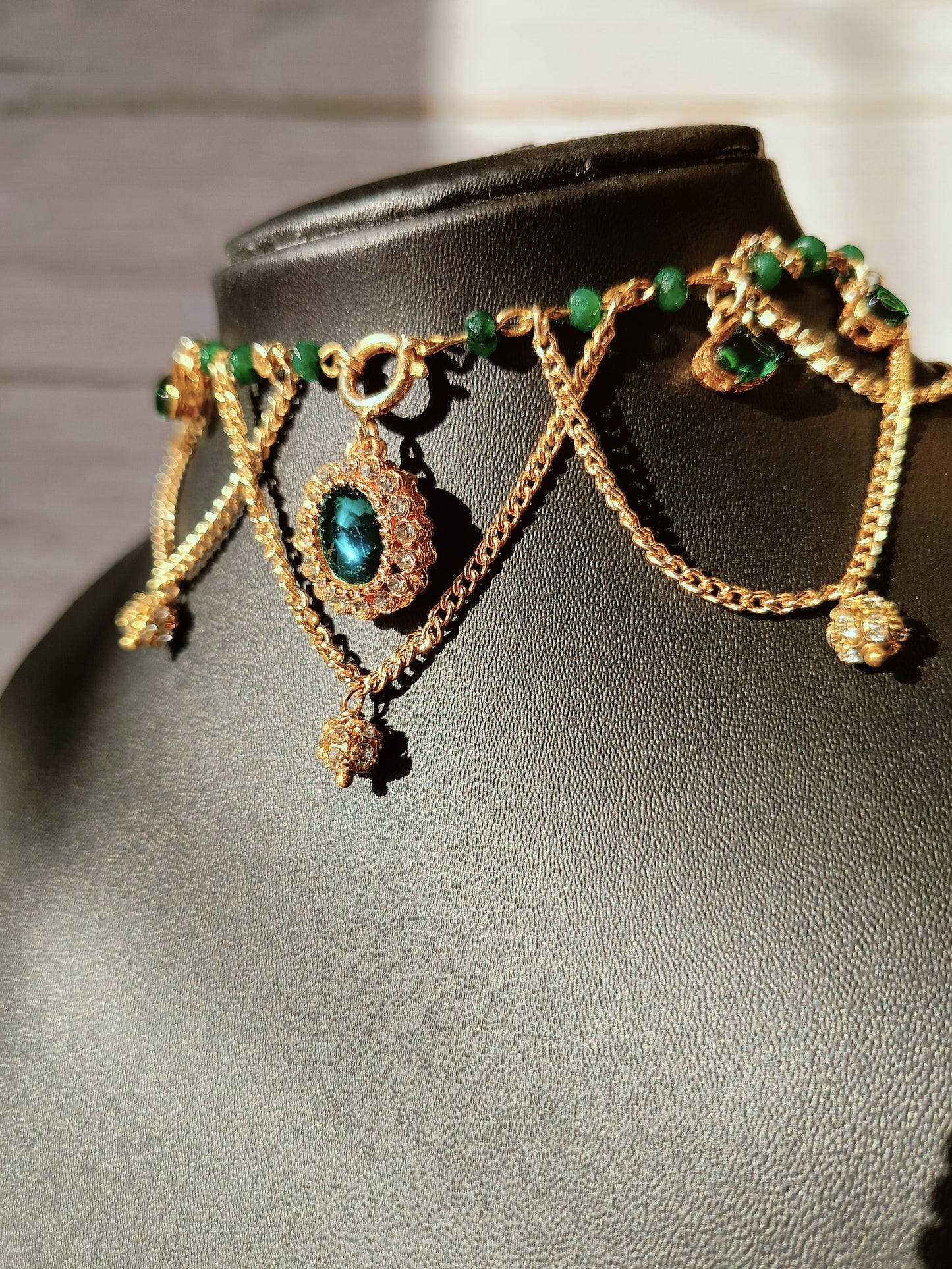 Elegant Emerald Green Choker